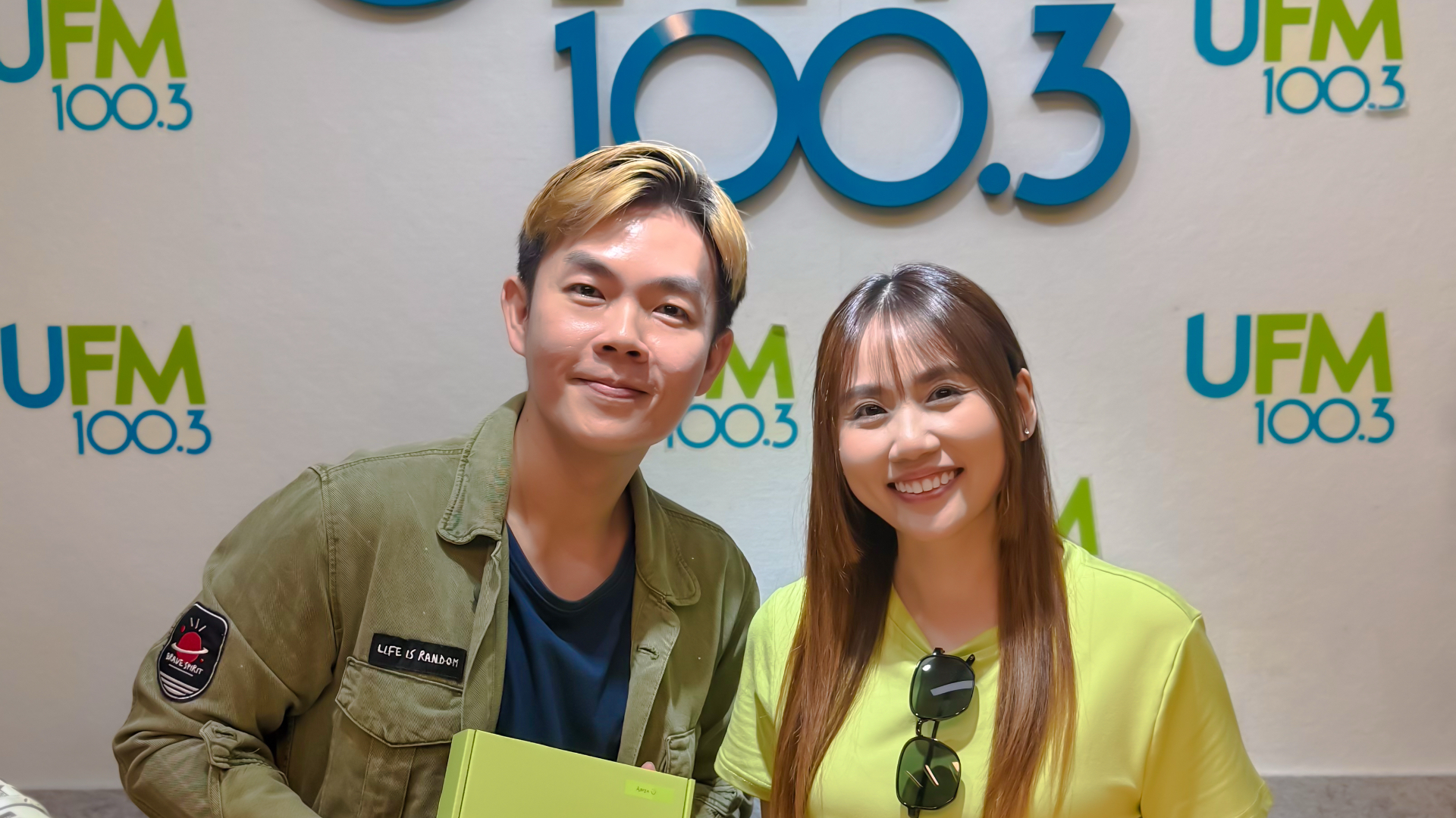 作客UFM100.3，與DJ Aaron聊《乍看之下的我們》